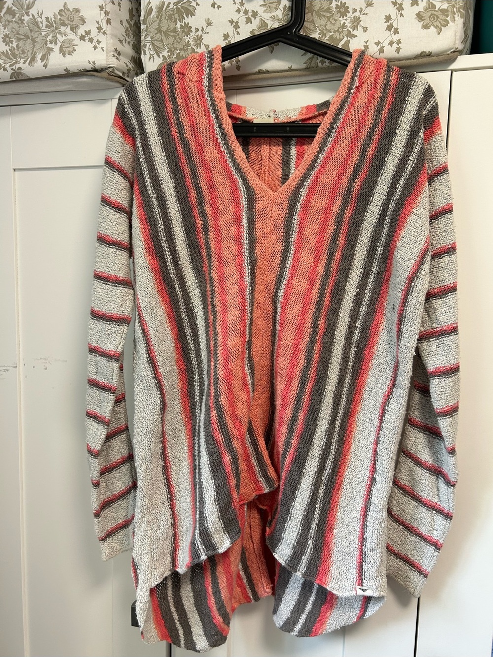 Striped V-Neck Roxy surf Women's Sweater - Coral and Gray